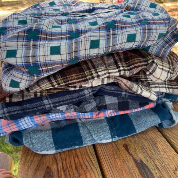 6 flannels - Picture 2 of 8